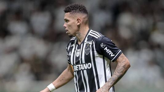 Paulinho marcou os dois gols do Atlético na vitória sobre o Santos, na Arena MRV