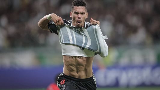 Paulinho marcou os dois gols da vitória do Atlético, de virada, no Mineirão