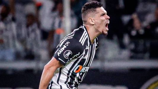 Paulinho marcou os dois gols do Atlético na vitória por 2 a 1 sobre o Athletico-PR