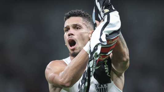 Paulinho marcou os gols da vitória do Atlético sobre o Furacão