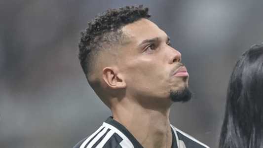 Paulinho no momento do Hino Nacional no Allianz Parque