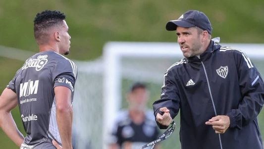 Paulinho ouve instruções de Coudet antes da estreia no Estadual