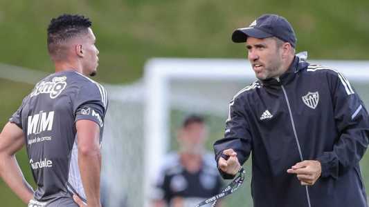 Paulinho ouve instruções de Coudet antes da estreia no Estadual