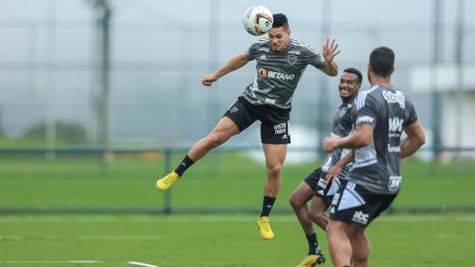 Paulinho 'parou no ar', assim como fazia Dario Peito de Aço, e teve olhares atentos de Hulk e Edenilson
