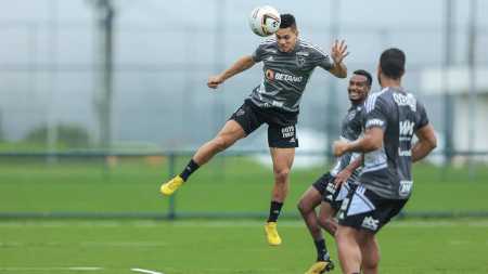 Paulinho 'parou no ar', assim como fazia Dario Peito de Aço, e teve olhares atentos de Hulk e Edenilson