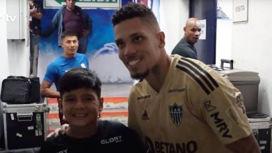 Paulinho parou para foto com filho de goleiro rival