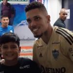 Filho de goleiro do Alianza Lima tieta jogadores do Atlético; veja bastidores