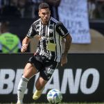 Paulinho, do Atlético, é xingado por torcida do Vasco em retorno ao Maraca