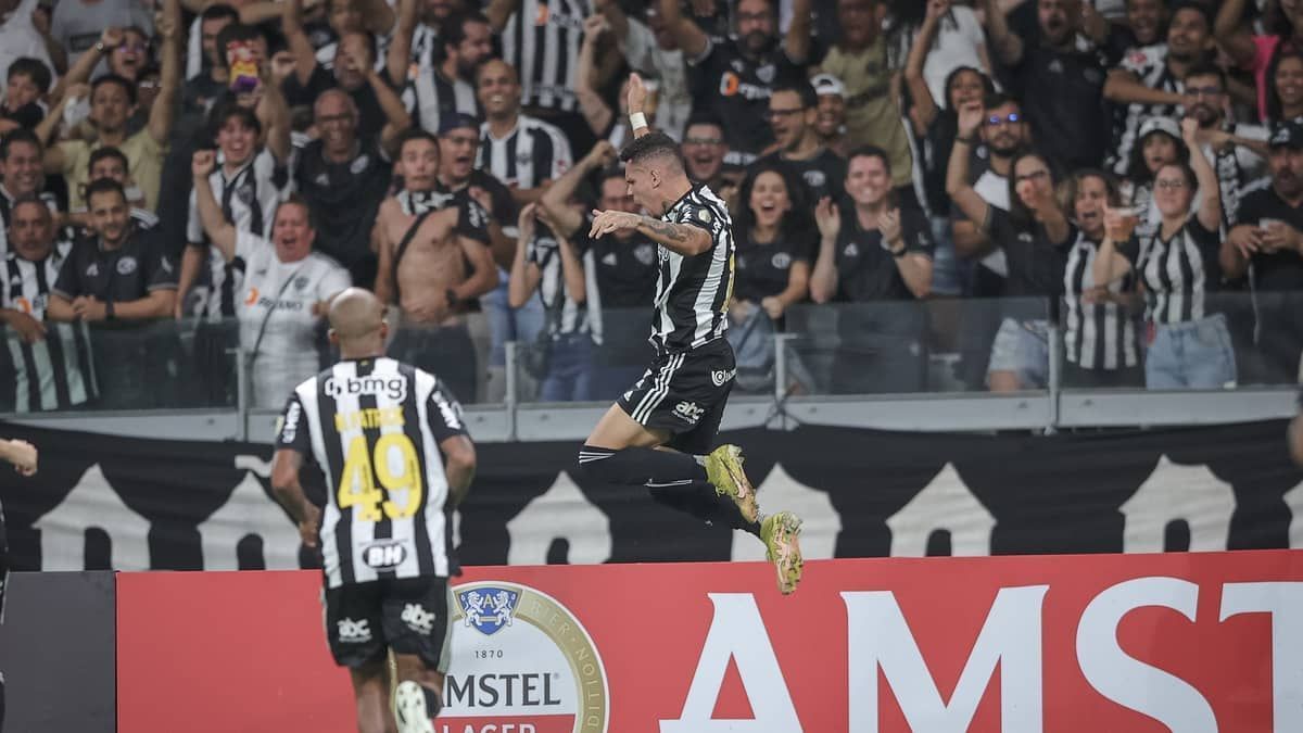 Atlético: Paulinho pode alcançar feito de Ronaldinho Gaúcho nesta quinta