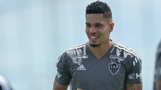 Paulinho treina no Atlético