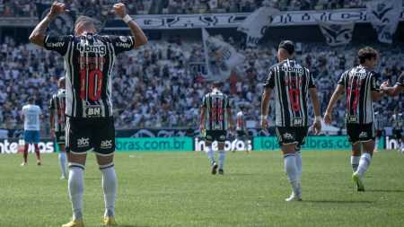 Paulinho vai reencontrará o Vasco, seu ex-clube, no próximo domingo (20)