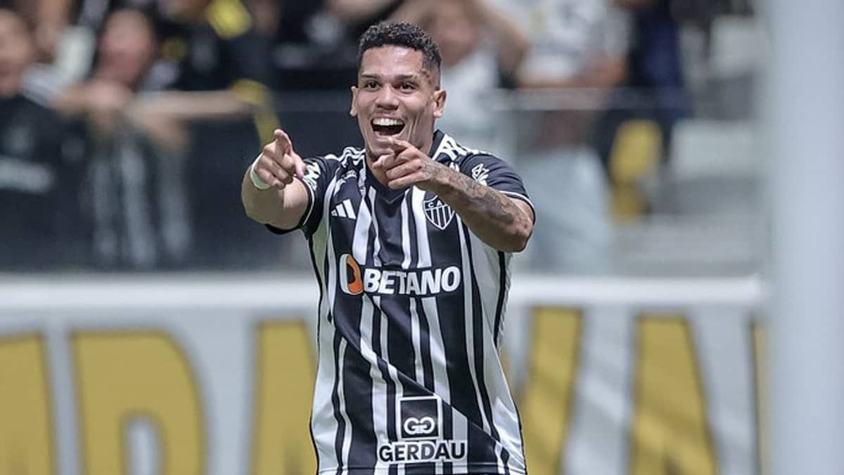 Paulinho deixa concorrentes para trás e se firma na briga pela artilharia do Brasileiro