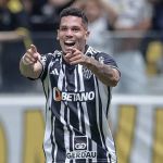 Paulinho deixa concorrentes para trás e se firma na briga pela artilharia do Brasileiro