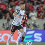 Paulinho volta a sofrer intolerância religiosa após goleada do Atlético