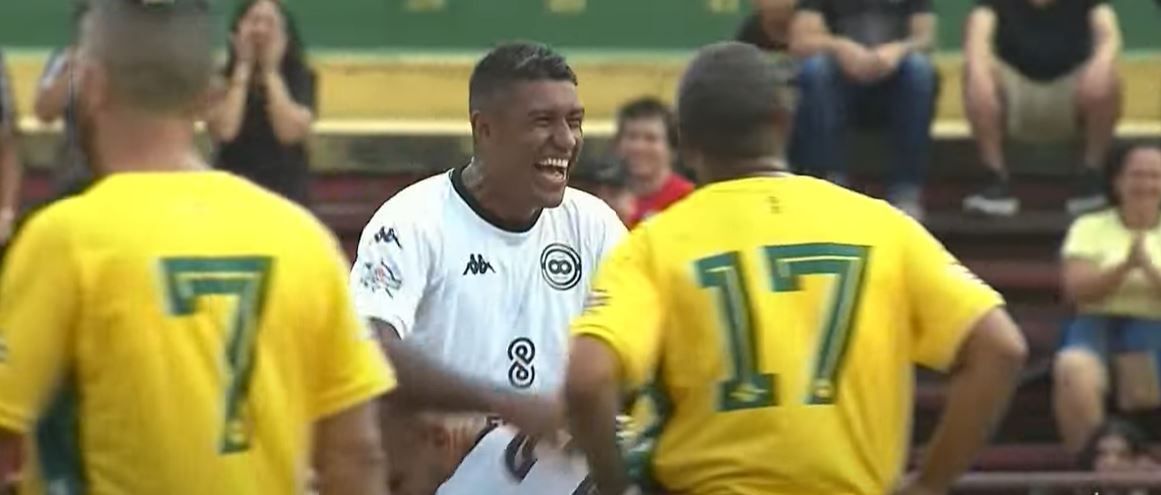 Paulinho, ex-Corinthians, faz gols e se emociona em jogo de despedida