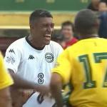 Paulinho, ex-Corinthians, faz gols e se emociona em jogo de despedida