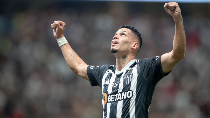 Em alta no Atlético, Paulinho abre o jogo sobre possível retorno à Europa