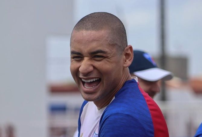 Jogador da Premier League revela família cruzeirense e idolatria por Wellington Paulista