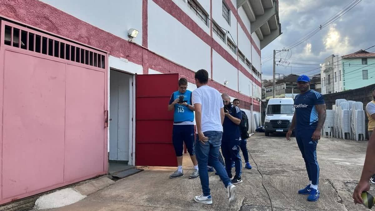 Paulo André acompanha Cruzeiro no jogo contra o Villa Nova