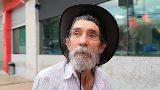 Paulo, apesar de ter direito, reconhecido pelo estado, ainda está esperando, enquanto passa necessidade