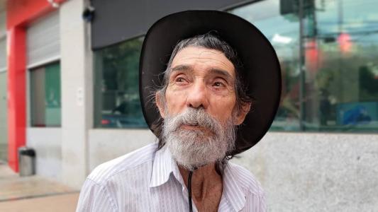 Paulo, apesar de ter direito, reconhecido pelo estado, ainda está esperando, enquanto passa necessidade