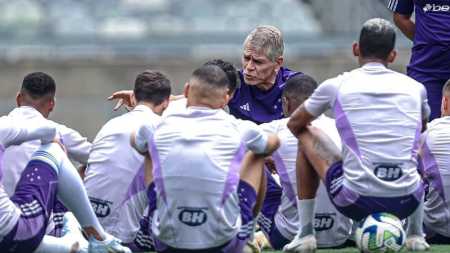 Paulo Autuori comandou conversa com jogadores do Cruzeiro antes de treino