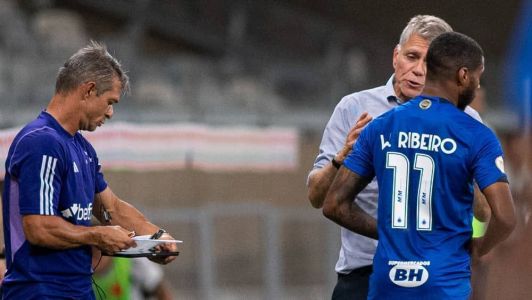 Paulo Autuori, diretor técnico e treinador interino, em conversa com Wesley, atacante do Cruzeiro, no empate com o Vasco