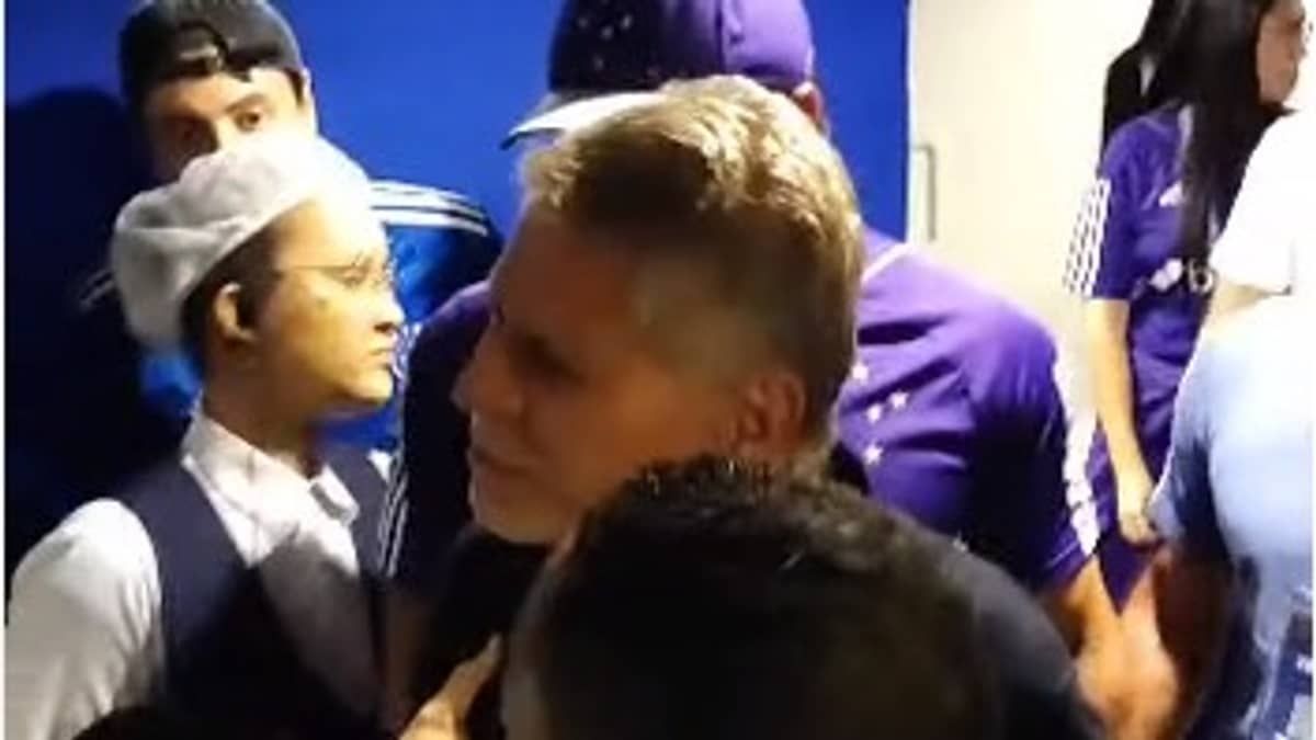 Torcedores do Cruzeiro cercam Paulo Autuori após empate no Mineirão; vídeo