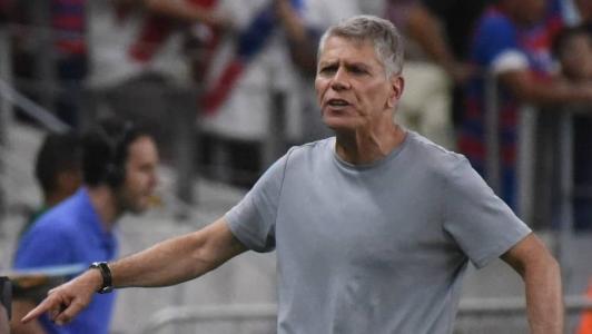 Paulo Autuori, técnico interino do Cruzeiro, em partida contra o Fortaleza, no último sábado (18)