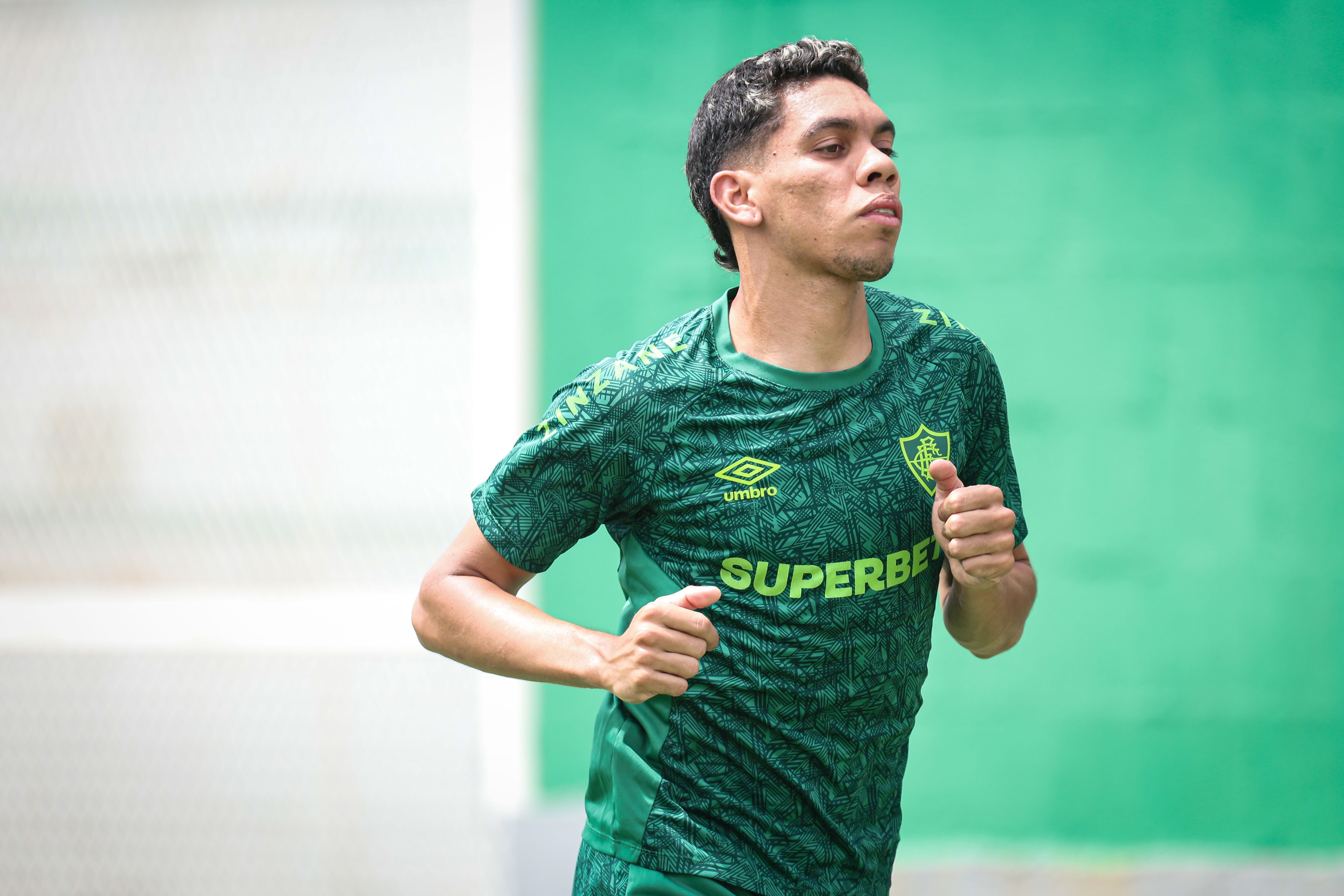 Reforço do Fluminense já treina com elenco de olho no Campeonato Carioca