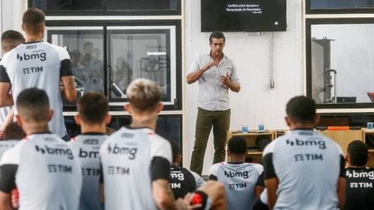 Paulo Bracks, diretor do Vasco, conversou com os jogadores nesta quarta (10)