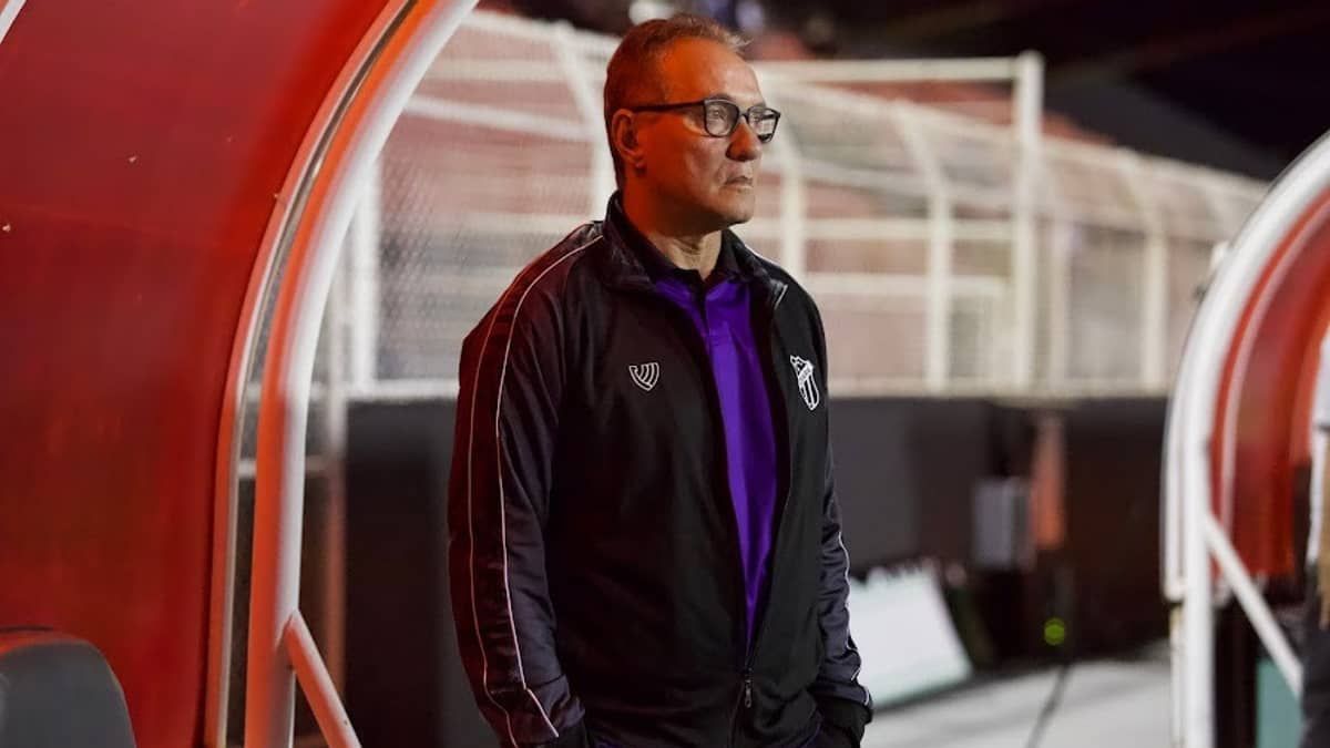 Ceará demite coordenador técnico e troca auxiliar de Eduardo Barroca