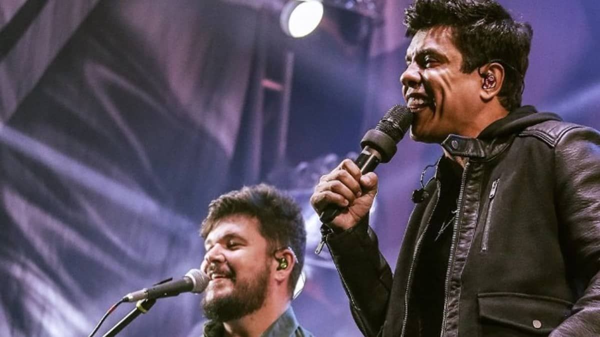Cantor sertanejo é socorrido após cair do palco em show; vídeo