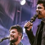 Cantor sertanejo é socorrido após cair do palco em show; vídeo