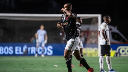 Paulo Henrique marcou seu primeiro gol com a camisa do Vasco, na vitória sobre o Botafogo