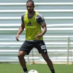 Jogo contra Ipatinga é mais um teste para Coudet solucionar dilema na lateral-direta do Atlético