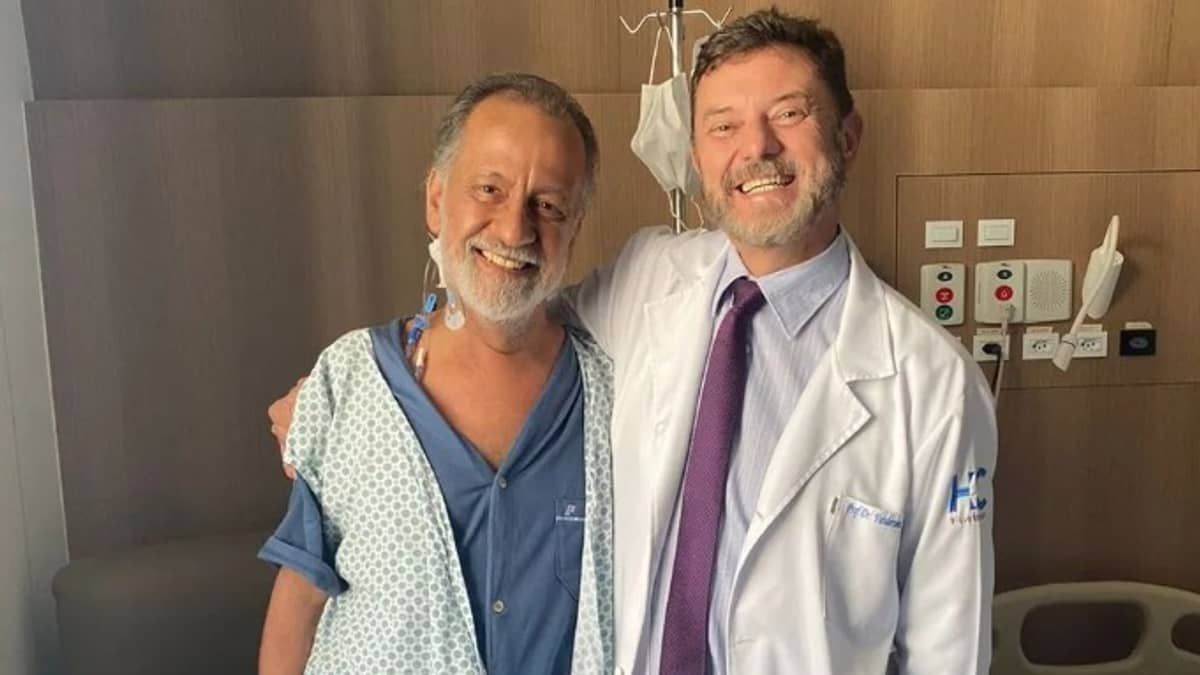 Paciente de tratamento inovador do SUS que teve remissão completa do câncer volta para casa andando