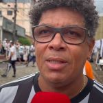 Família alvinegra: pai de Paulinho vai ao clássico no meio da torcida do Atlético
