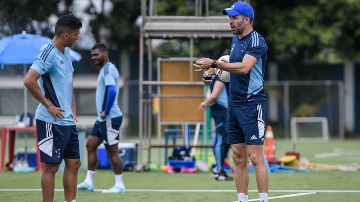 Intensidade, atividade com bola e velocidade marcam treino do Cruzeiro: veja fotos
