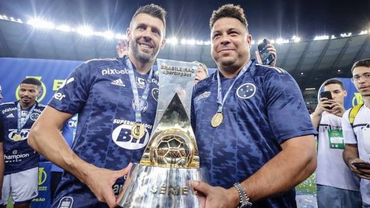 Paulo Pezzolano e Cruzeiro seguram taça da Série B no gramado do Mineirão