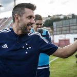 Cruzeiro: Pezzolano rasga elogios a Kaiki e Mateus Vital e ressalta estreia de Neris na defesa