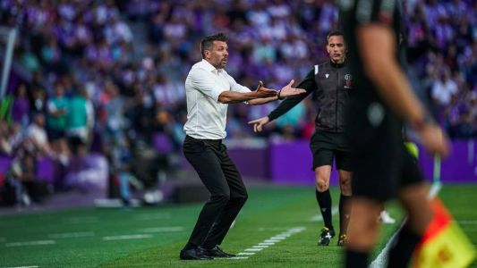 Paulo Pezzolano reclama com arbitragem durante Valladolid x Getafe