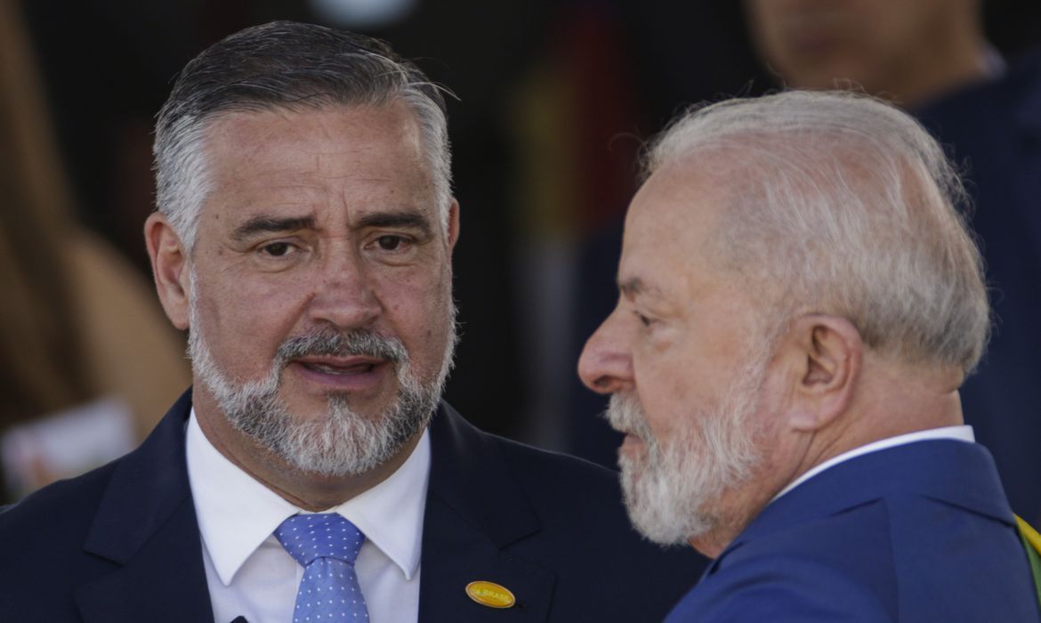Por suspeita de irregularidades, TCU suspende licitação de R$ 197 milhões da Secom de Lula