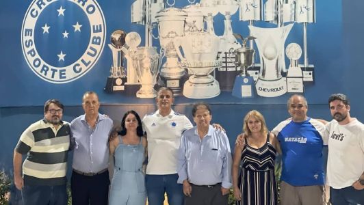 Paulo Sifuentes (quarto da direita para a esquerda) é o novo presidente do Conselho