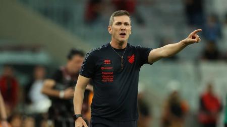 Paulo Turra poupou titulares na estreia do Brasileirão contra o Goiás