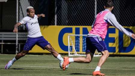 Paulo Vitor treinou nesta terça (4) com os novos companheiros