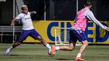 Paulo Vitor treinou nesta terça (4) com os novos companheiros