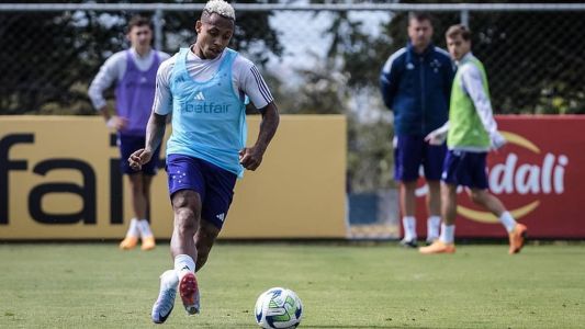 Paulo Vitor vem treinando com o elenco cruzeirense e pode estrear no sábado (8)