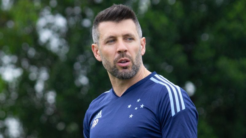 Cruzeiro parabeniza Paulo Pezzolano nas redes sociais, e torcedores reagem