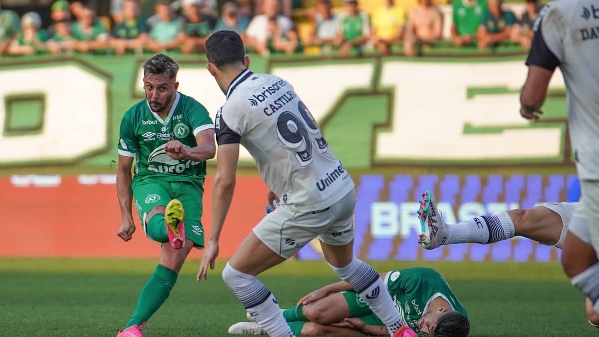Ceará arranca empate e mantém Chapecoense no Z4 da Série B do Brasileiro